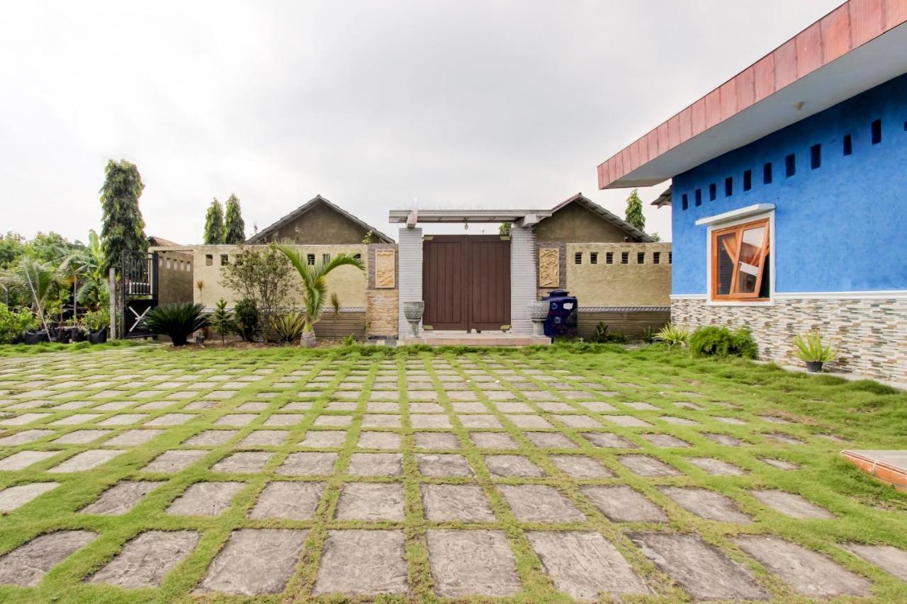 Oyo 3500 D'Chandra Family Syariah Hotel Lamongan Exterior photo